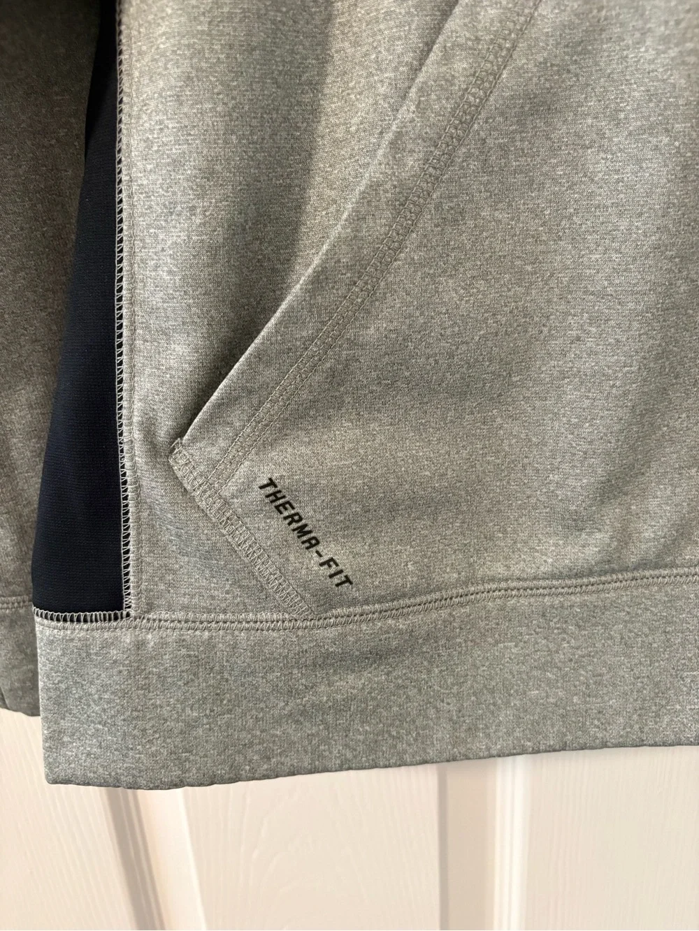 Nike Therma Fit Mens Small Hoodie Gray Black Pullover Training Gym Sweatshirt